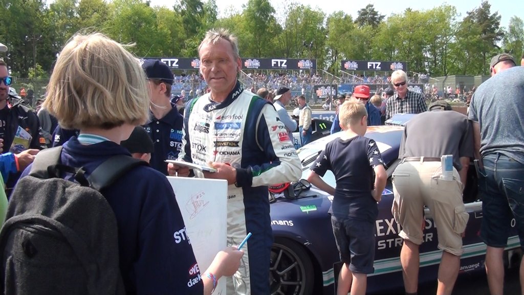 Kris skriver autografer på Jyllandsringen
(Foto: MediaSet)
